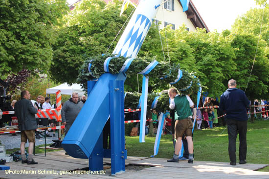 Maibaum aufstellen 2017 in Perlach (Foto: Martin Schmitz)